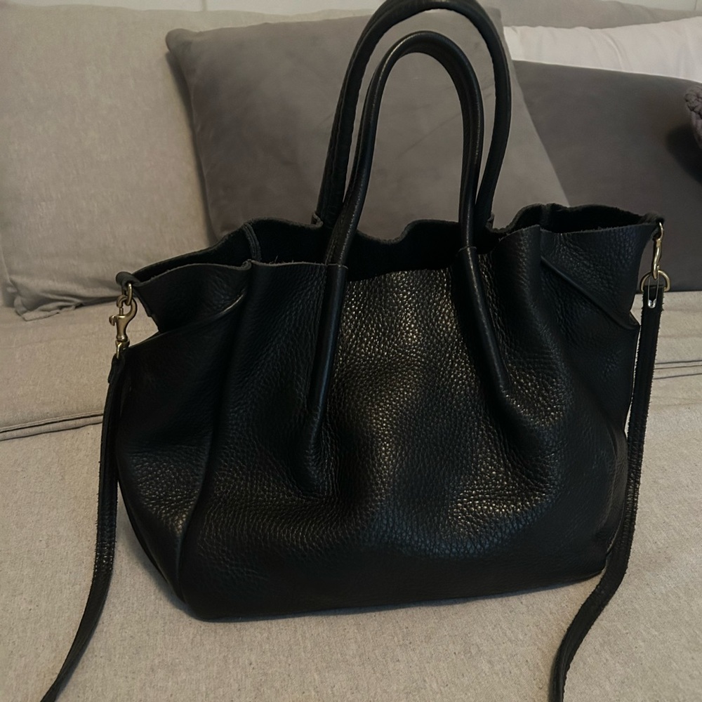 Oliveve brand genuine leather black purse. In excellent condition.